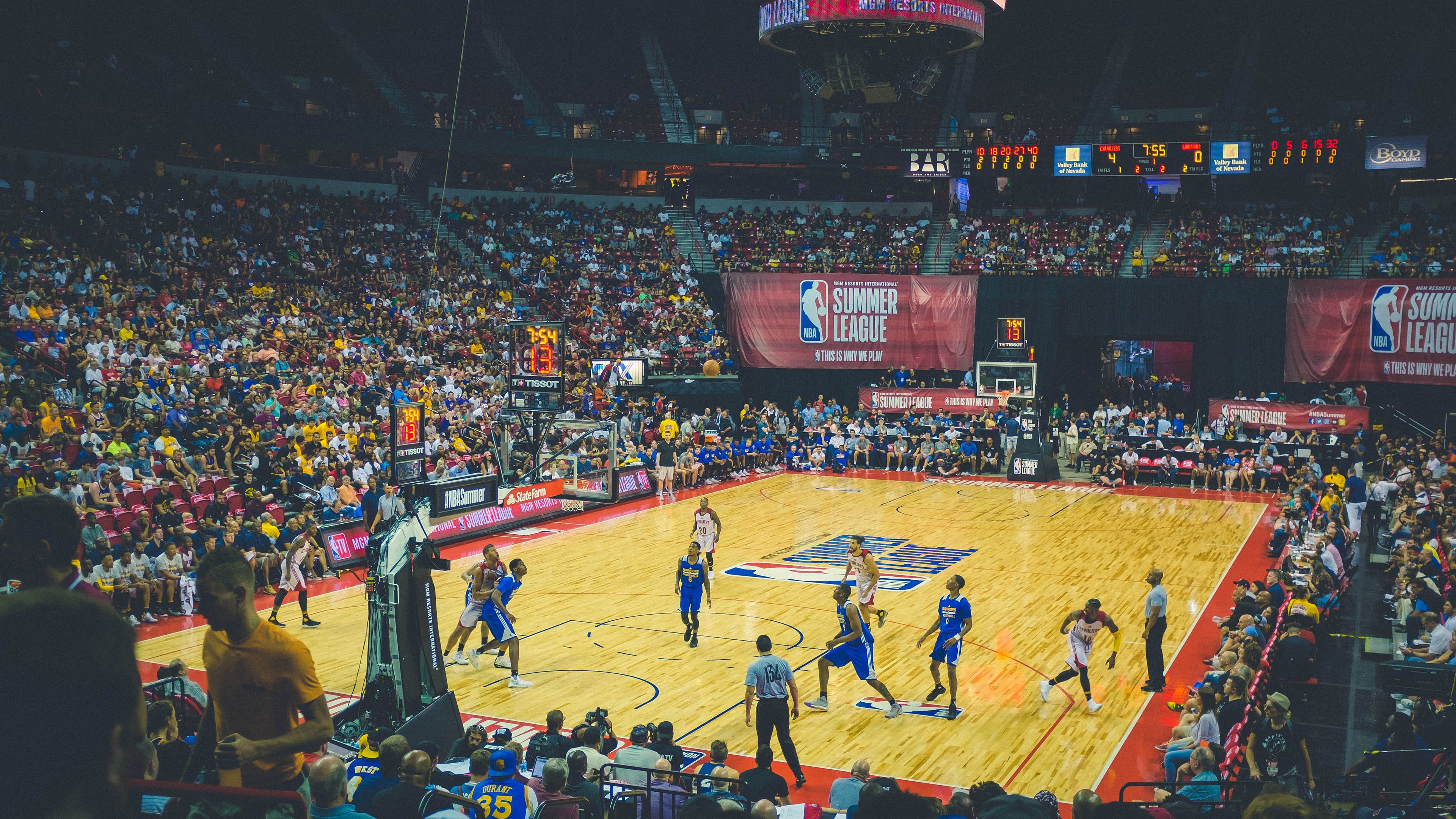 开云官方平台-约基奇慢煮雄鹿！29+12+8诠释何为统治力，雷霆靠什么笑到最后？